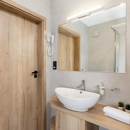 Luxury Salwatorianska Mountain View By Renters Prestige Apartman *