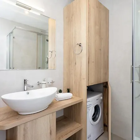 Luxury Salwatorianska Mountain View By Renters Prestige זקופאנה